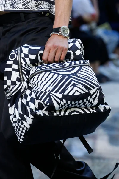 Look 75